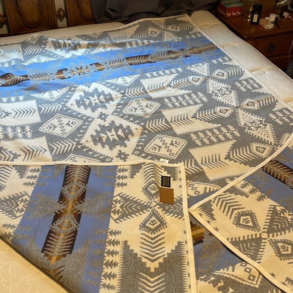 Pendleton Silver Bark Heritage Collection Blanket - Picture 7 of 8